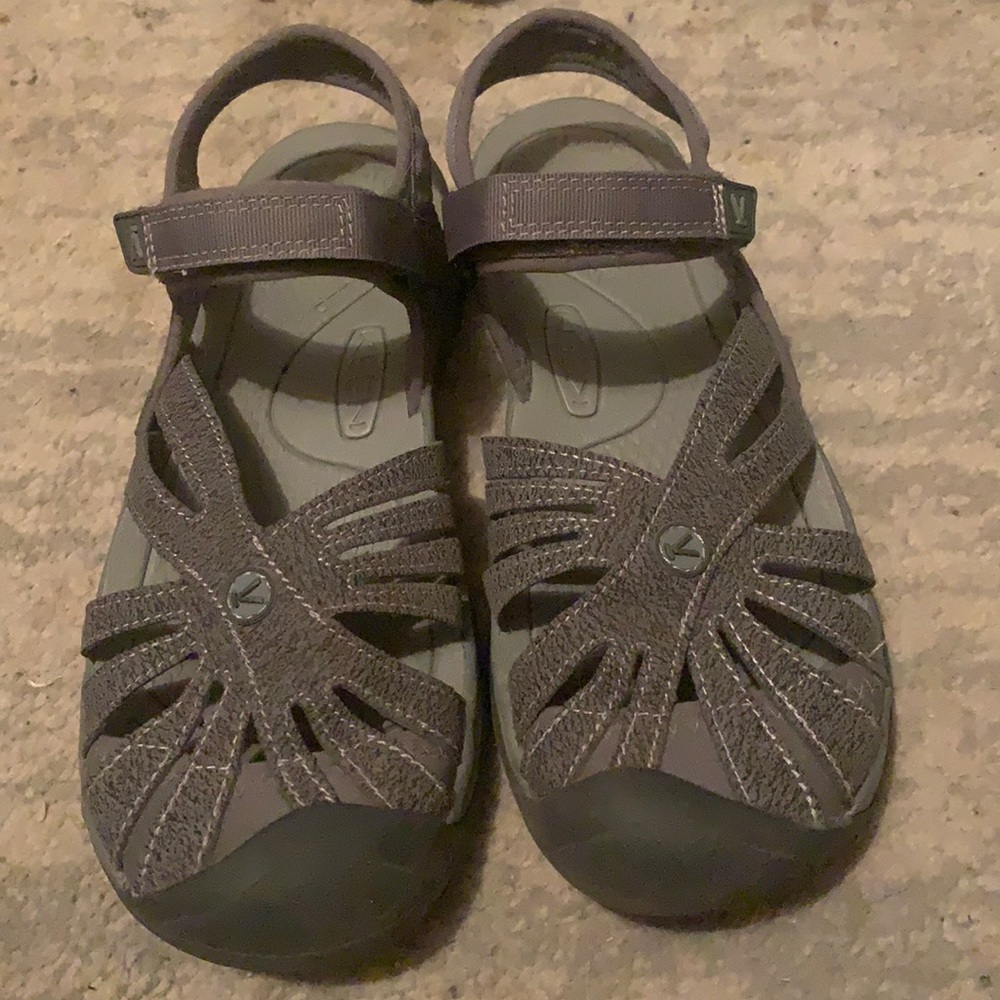 KEEN sandals gray elastic strap